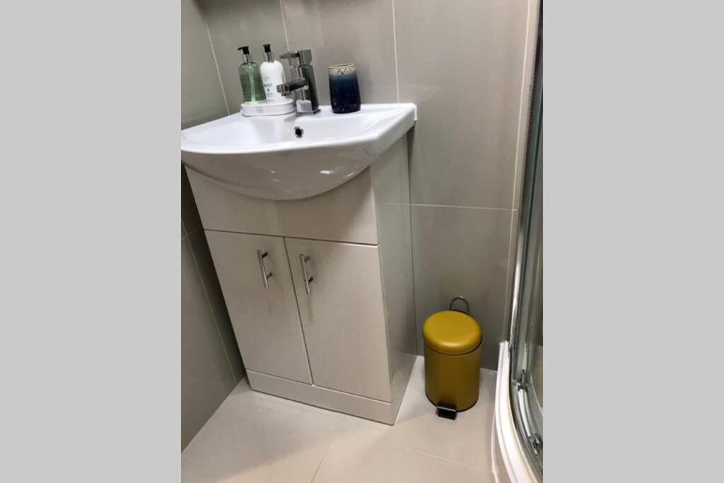 Marie'S Serviced Apartments- 2 Bedroom City Stay Бедфорд Екстериор снимка