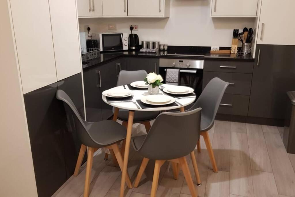 Marie'S Serviced Apartments- 2 Bedroom City Stay Бедфорд Екстериор снимка